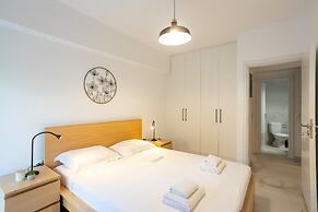 Renovated 2-bedroom Apt Near the Athenian Coast