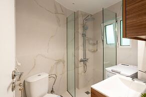 Renovated 2-bedroom Apt Near the Athenian Coast