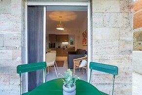 Renovated 2-bedroom Apt Near the Athenian Coast