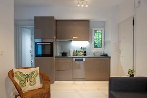 Renovated 2-bedroom Apt Near the Athenian Coast