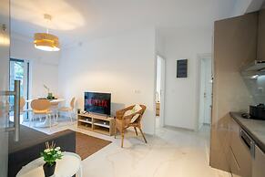 Renovated 2-bedroom Apt Near the Athenian Coast