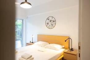 Renovated 2-bedroom Apt Near the Athenian Coast
