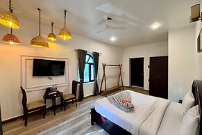 Moustache Select Naukuchiatal