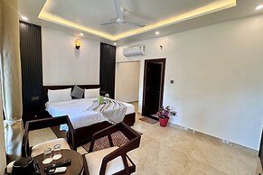 Moustache Select Naukuchiatal