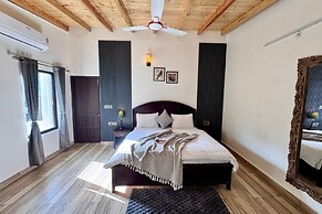 Moustache Select Naukuchiatal