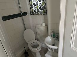 Spacious House- Parking, Garden & Central Location