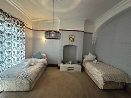 Spacious House- Parking, Garden & Central Location