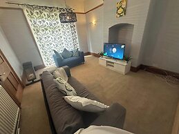 Spacious House- Parking, Garden & Central Location