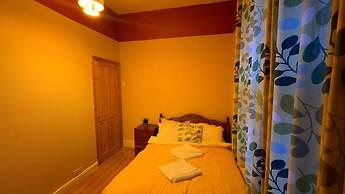 Spacious House- Parking, Garden & Central Location