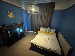 Spacious House- Parking, Garden & Central Location