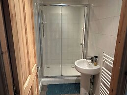 Spacious House- Parking, Garden & Central Location