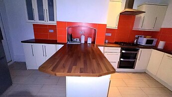 Spacious House- Parking, Garden & Central Location