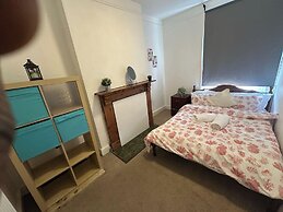 Spacious House- Parking, Garden & Central Location
