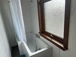 Spacious House- Parking, Garden & Central Location