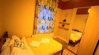 Spacious House- Parking, Garden & Central Location