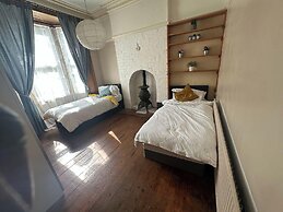 Spacious House- Parking, Garden & Central Location