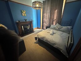 Spacious House- Parking, Garden & Central Location