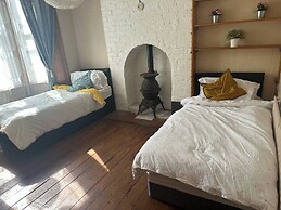 Spacious House- Parking, Garden & Central Location