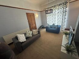 Spacious House- Parking, Garden & Central Location