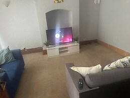 Spacious House- Parking, Garden & Central Location