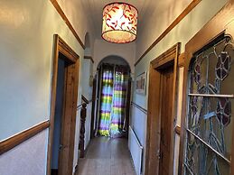 Spacious House- Parking, Garden & Central Location