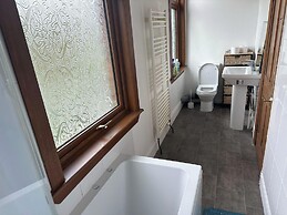 Spacious House- Parking, Garden & Central Location