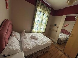 Spacious House- Parking, Garden & Central Location