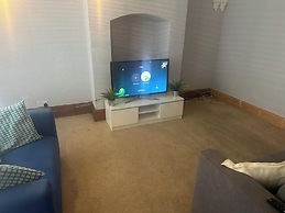 Spacious House- Parking, Garden & Central Location