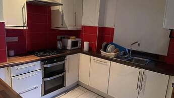 Spacious House- Parking, Garden & Central Location