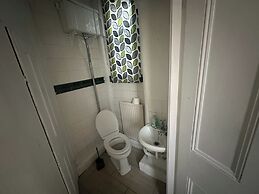 Spacious House- Parking, Garden & Central Location