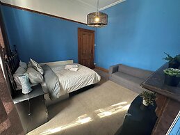 Spacious House- Parking, Garden & Central Location