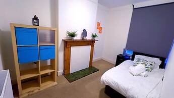 Spacious House- Parking, Garden & Central Location