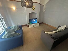 Spacious House- Parking, Garden & Central Location