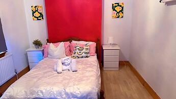 Spacious House- Parking, Garden & Central Location