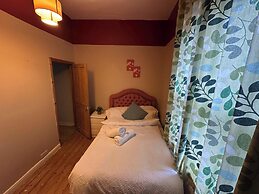 Spacious House- Parking, Garden & Central Location