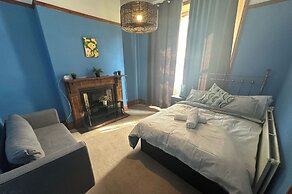 Spacious House- Parking, Garden & Central Location