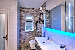 Charming Cardiff Home With Private Parking & Modern Amenities