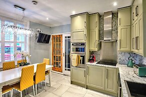 Charming Cardiff Home With Private Parking & Modern Amenities