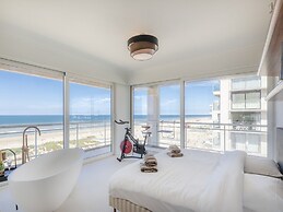 Apartment With Panoramic sea View in De Panne