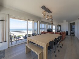 Apartment With Panoramic sea View in De Panne
