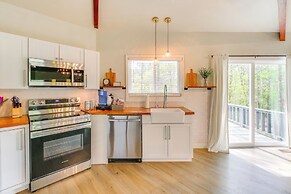 Golf Getaway w/ Pool Access Near Lake Catherine!