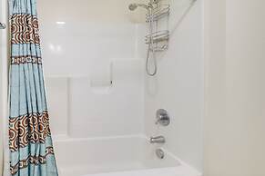 3 Mi to Dtwn: Townhome w/ Deck in Dover