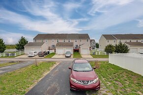 3 Mi to Dtwn: Townhome w/ Deck in Dover
