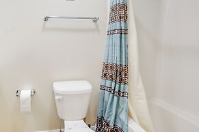 3 Mi to Dtwn: Townhome w/ Deck in Dover