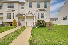 3 Mi to Dtwn: Townhome w/ Deck in Dover