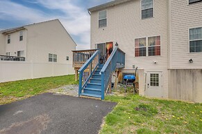 3 Mi to Dtwn: Townhome w/ Deck in Dover