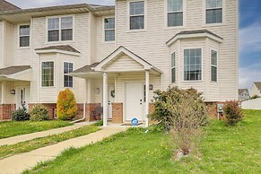 3 Mi to Dtwn: Townhome w/ Deck in Dover