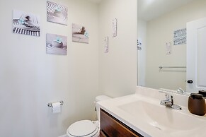 3 Mi to Dtwn: Townhome w/ Deck in Dover