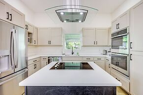 1 Mi to Dtwn San Antonio: Sleek Bungalow w/ Yard!