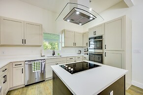 1 Mi to Dtwn San Antonio: Sleek Bungalow w/ Yard!